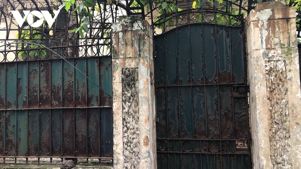 Cận cảnh biệt thự cựu Chủ tịch Hà Nội từng ở bị bỏ hoang lãng phí, ngập rác thải - Ảnh 4.