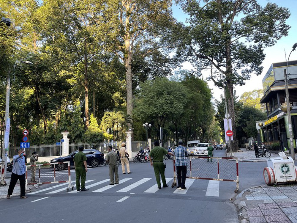 Vu bạo hành bé 8 tuổi ở Bình Thạnh: Hình ảnh thắt chặt an ninh đường Nam Kỳ Khởi Nghĩa - Ảnh 10. Vu bạo hành bé 8 tuổi ở Bình Thạnh: Hình ảnh thắt chặt an ninh đường Nam Kỳ Khởi Nghĩa - Ảnh 10.