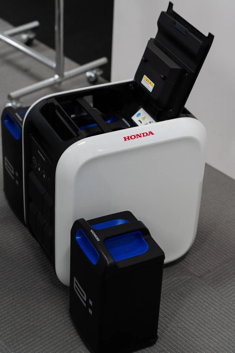 Honda muốn xe máy, ô tô dùng chung pin với mọi thiết bị điện, thay dễ như thay áo - Ảnh 3.