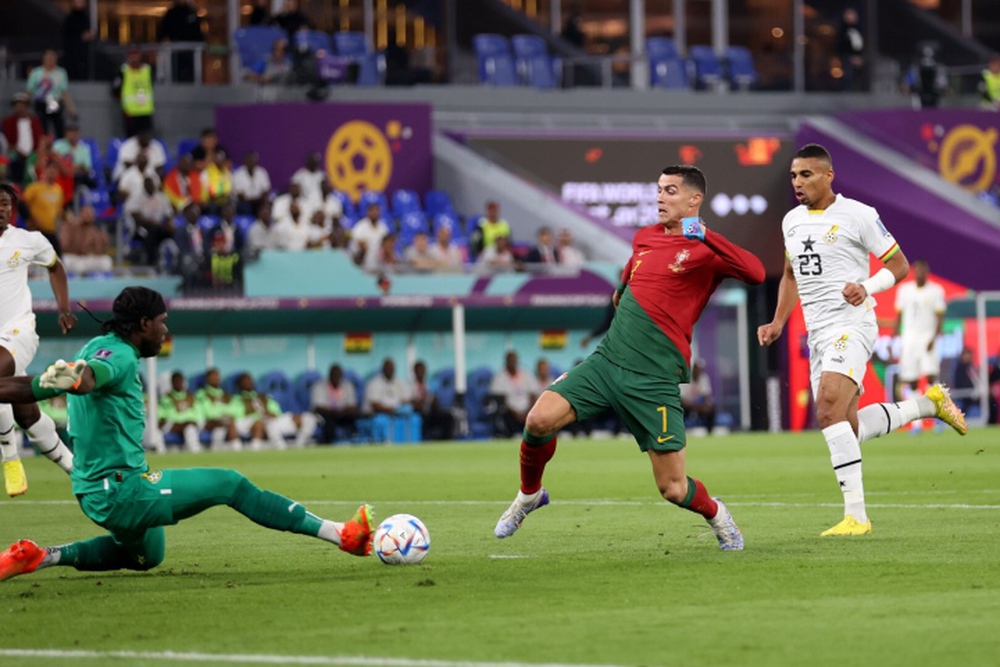 Ronaldo đi vào lịch sử, Bồ Đào Nha thắng kịch tính Ghana - Ảnh 1.