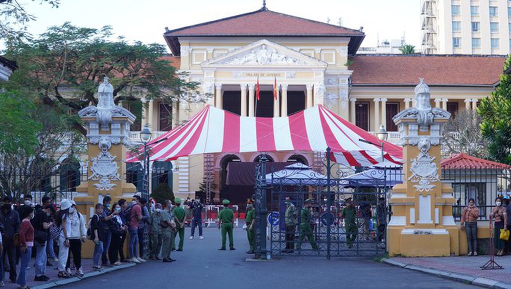 Vu bạo hành bé 8 tuổi ở Bình Thạnh: Hình ảnh thắt chặt an ninh đường Nam Kỳ Khởi Nghĩa - Ảnh 6. Vu bạo hành bé 8 tuổi ở Bình Thạnh: Hình ảnh thắt chặt an ninh đường Nam Kỳ Khởi Nghĩa - Ảnh 6.