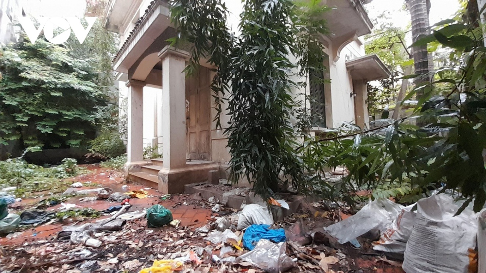 Cận cảnh biệt thự cựu Chủ tịch Hà Nội từng ở bị bỏ hoang lãng phí, ngập rác thải - Ảnh 10.