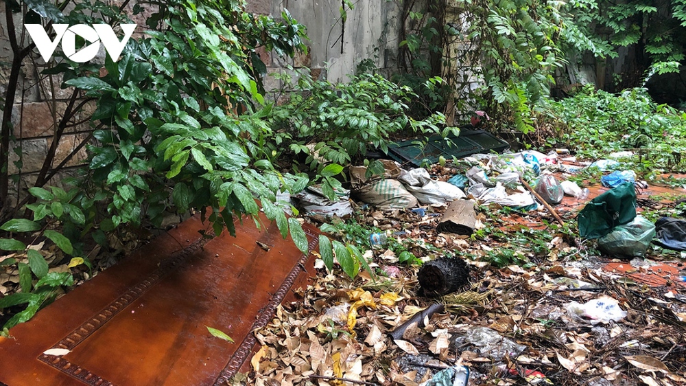Cận cảnh biệt thự cựu Chủ tịch Hà Nội từng ở bị bỏ hoang lãng phí, ngập rác thải - Ảnh 8.