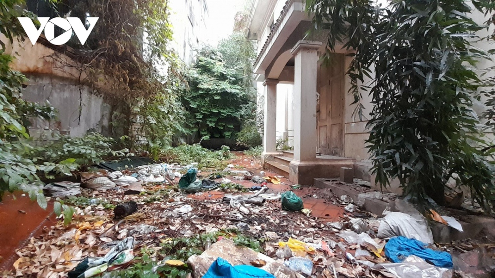 Cận cảnh biệt thự cựu Chủ tịch Hà Nội từng ở bị bỏ hoang lãng phí, ngập rác thải - Ảnh 7.