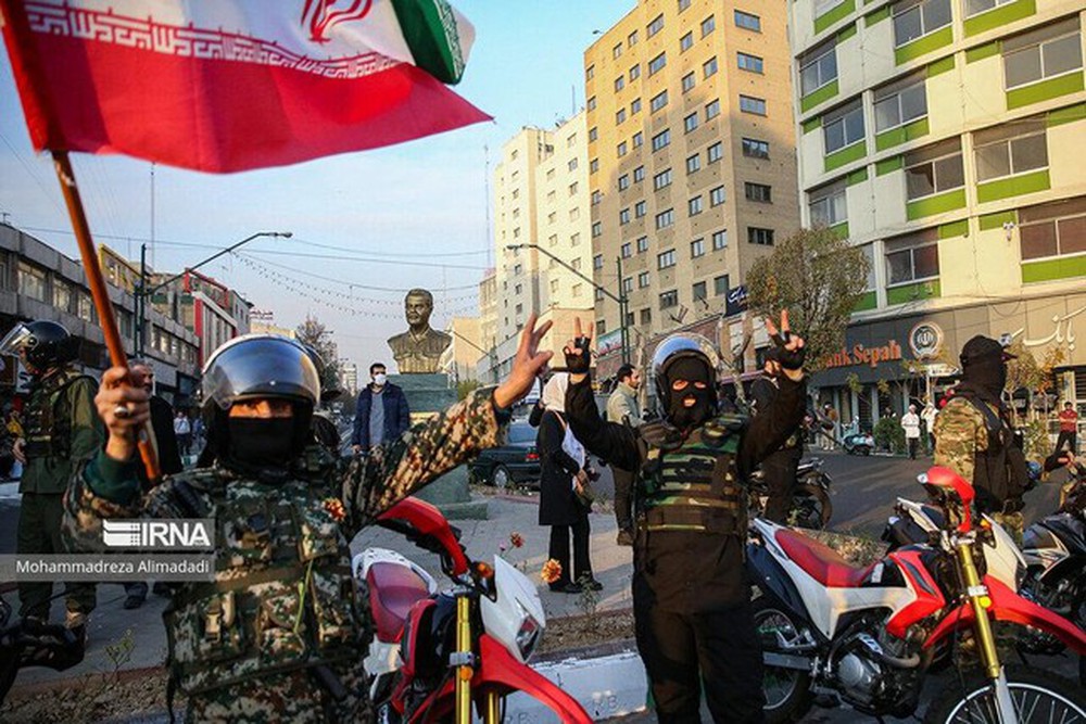 Cách Iran ăn mừng: đi bão bằng ôtô, phát kẹo, lính đặc nhiệm phất cờ trên xe bọc thép