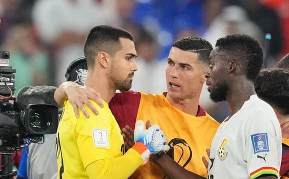 Ronaldo nói gì với Diogo Costa sau màn ‘chết hụt’ của Bồ Đào Nha?