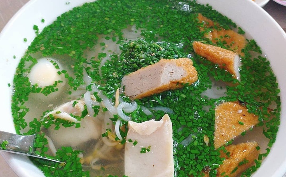 Dừng chân ở xứ Nẫu, thưởng thức bánh canh hẹ nức tiếng dành cho hội yêu màu xanh