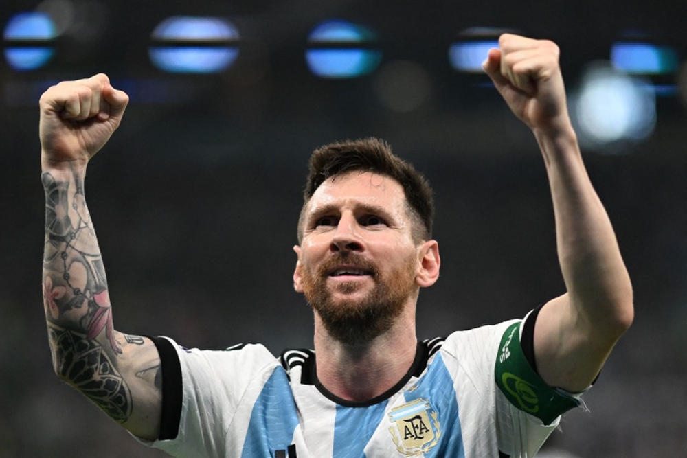 Messi ghi siêu phẩm, báo Argentina sung sướng gọi tên vị cứu tinh - Ảnh 1.