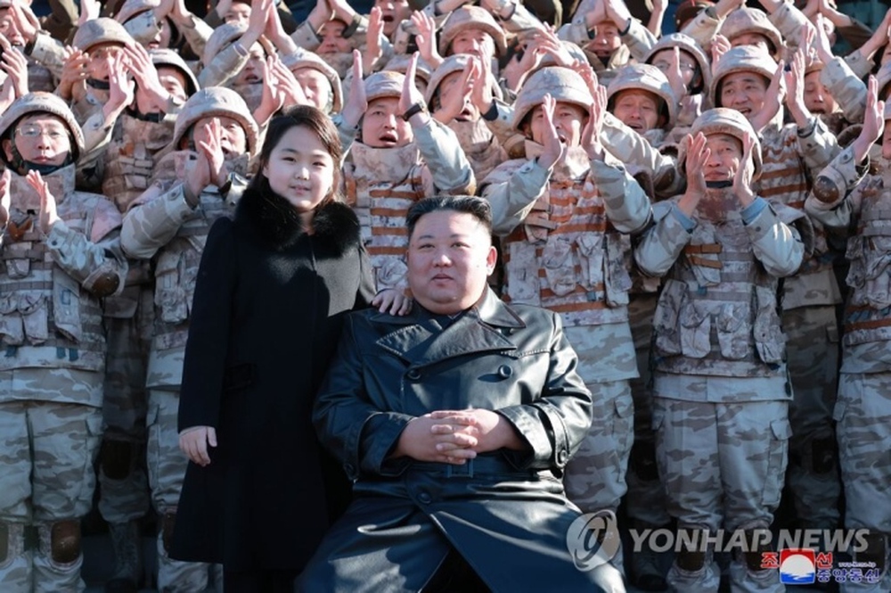 Ông Kim Jong-un lần thứ 2 xuất hiện cùng con gái - Ảnh 2.