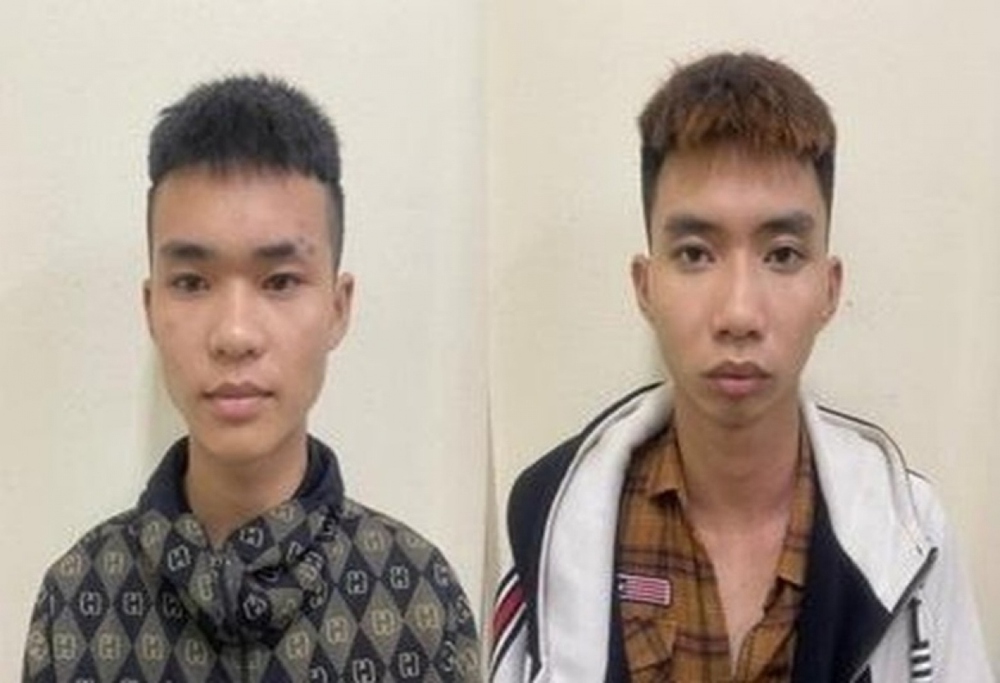 Bắt khẩn cấp 2 nam thanh niên trốn ở gầm cầu để rình cướp tài sản ở Hà Nội - Ảnh 1.