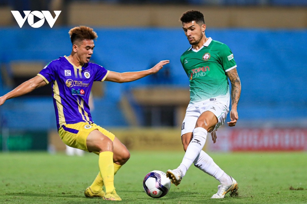 TRỰC TIẾP Hà Nội FC 0-0 Bình Định: Thế trận đôi công, nín thở chờ bàn thắng - Ảnh 1.