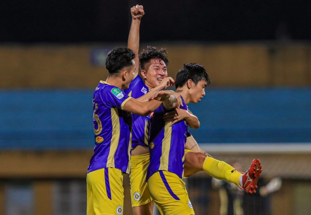 Văn Hậu, Thái Quý đua nhau sút xa hơn 40m ghi bàn, Hà Nội FC giành Cúp Quốc gia - Ảnh 1.