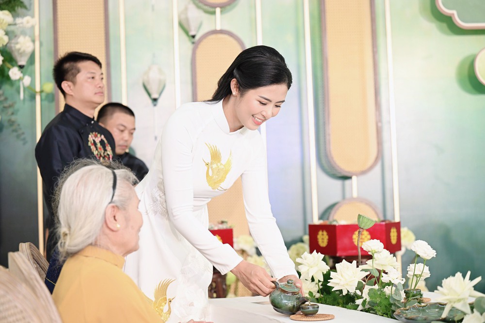 Hoa hậu Ngọc Hân diện áo dài nền nã, sánh đôi cùng chồng sắp cưới trong lễ ăn hỏi tại Hà Nội - Ảnh 1.