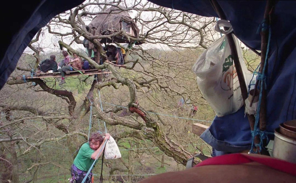 Công bố bộ ảnh ăn nằm trên cây của những người bảo vệ môi trường ở Anh từ 27 năm trước - Ảnh 7.