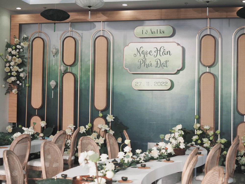 Hoa hậu Ngọc Hân diện áo dài nền nã, sánh đôi cùng chồng sắp cưới trong lễ ăn hỏi tại Hà Nội - Ảnh 8.