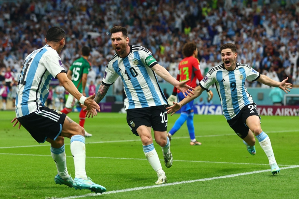 Khoảnh khắc thiên tài Messi giải cứu Argentina, thắp lại giấc mơ World Cup - Ảnh 4.