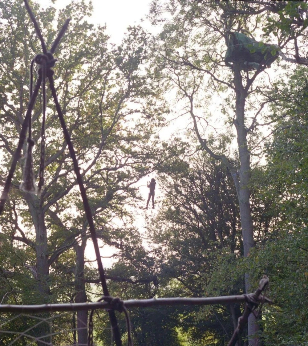 Công bố bộ ảnh ăn nằm trên cây của những người bảo vệ môi trường ở Anh từ 27 năm trước - Ảnh 3.