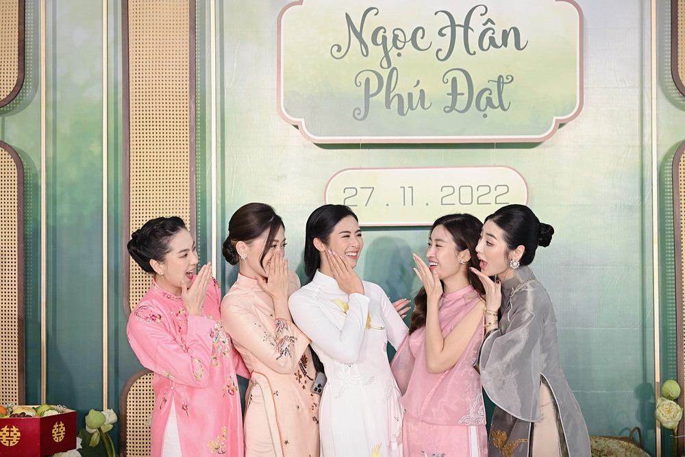 Hoa hậu Ngọc Hân diện áo dài nền nã, sánh đôi cùng chồng sắp cưới trong lễ ăn hỏi tại Hà Nội - Ảnh 4.