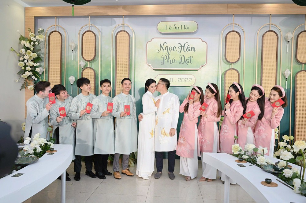 Hoa hậu Ngọc Hân diện áo dài nền nã, sánh đôi cùng chồng sắp cưới trong lễ ăn hỏi tại Hà Nội - Ảnh 3.