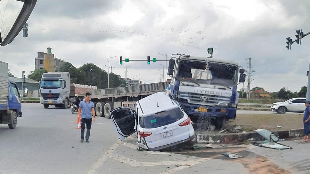 Đằng sau những bức ảnh TNGT: Tai nạn kinh hoàng khi Ford Ecosport đấu đầu xe tải - Ảnh 1.