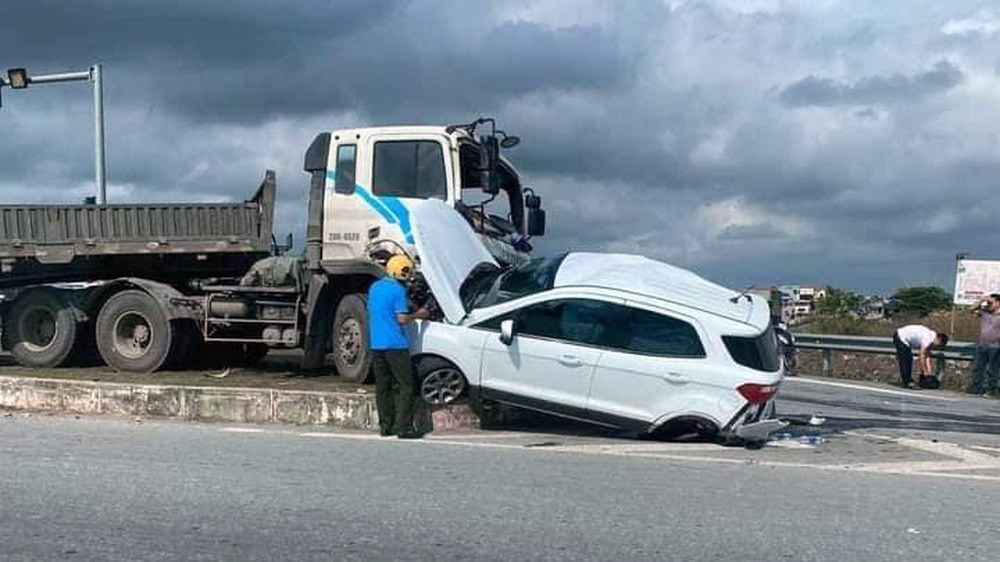Đằng sau những bức ảnh TNGT: Tai nạn kinh hoàng khi Ford Ecosport đấu đầu xe tải - Ảnh 3.