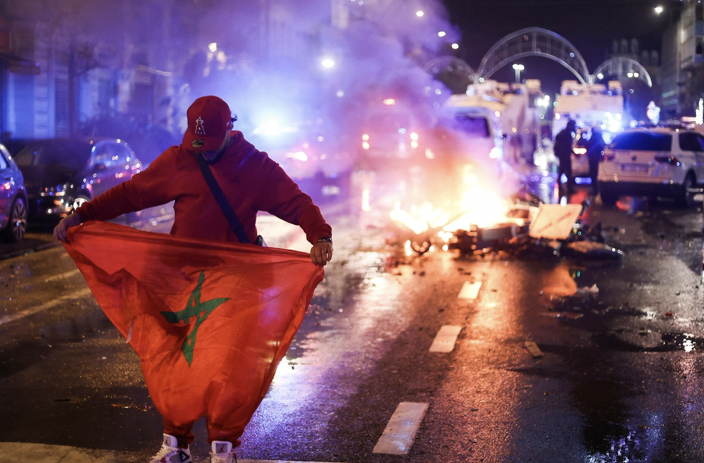 Bạo loạn ở Brussels sau khi Bỉ thua Maroc tại World Cup 2022, cảnh sát dùng vòi rồng can thiệp - Ảnh 1.