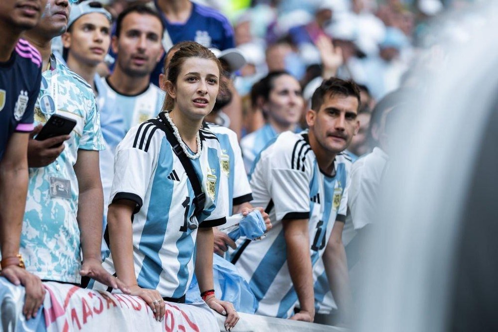 Ngắm dàn CĐV xinh đẹp của Argentina trên khán đài World Cup 2022 - Ảnh 3.