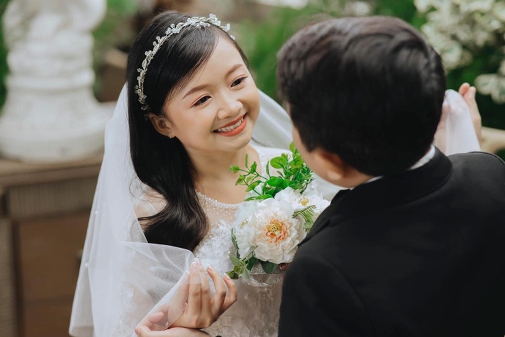 Cặp đôi tí hon gây bão với lễ cưới ngọt ngào, lãng mạn tại Nghệ An - Ảnh 4.