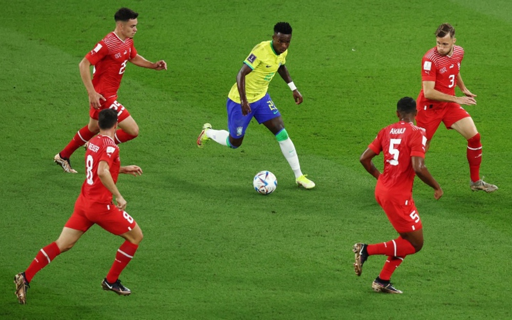 Casemiro nã đại bác hạ Thụy Sỹ, Brazil vào vòng 1/8 World Cup 2022 - Ảnh 1.