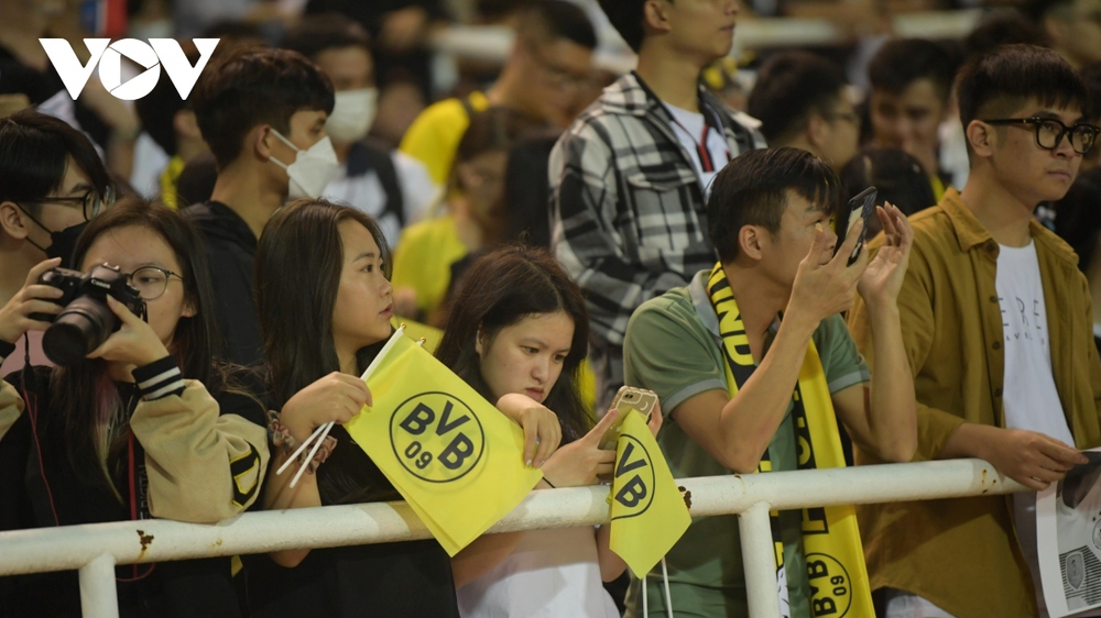 CĐV hào hứng đến sân Mỹ Đình theo dõi dàn sao Dortmund tập luyện - Ảnh 7.