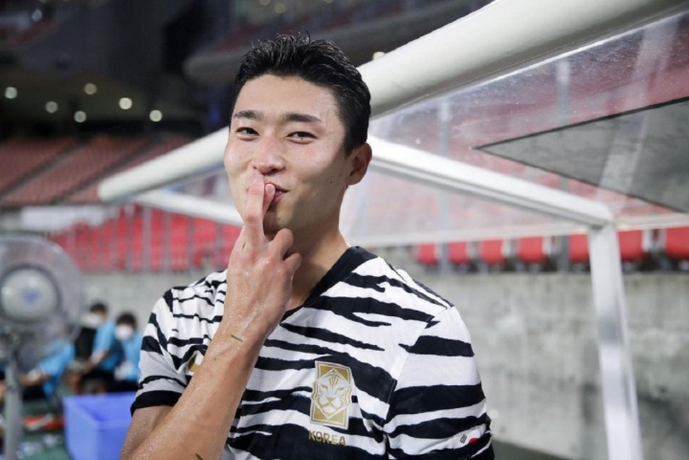 Nam thần tuyển Hàn Quốc ghi 2 bàn trong 3 phút gây sốt mạng xã hội - Ảnh 6.
