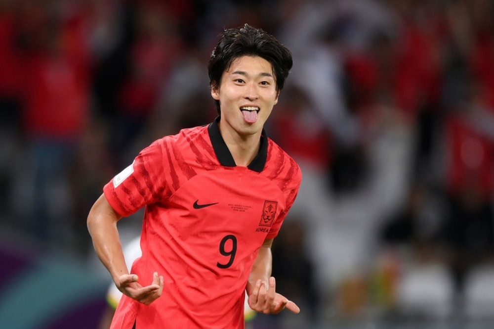 Nam thần tuyển Hàn Quốc ghi 2 bàn trong 3 phút gây sốt mạng xã hội - Ảnh 3.