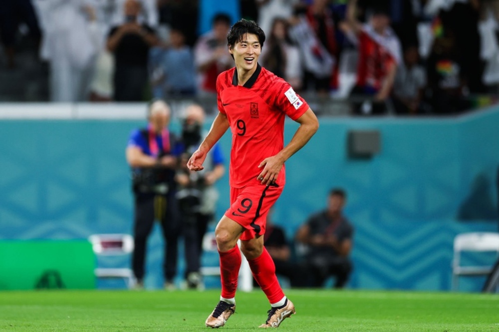 Nam thần tuyển Hàn Quốc ghi 2 bàn trong 3 phút gây sốt mạng xã hội - Ảnh 2.