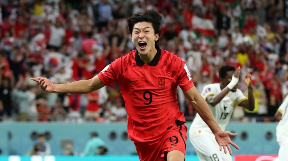 Nam thần tuyển Hàn Quốc ghi 2 bàn trong 3 phút gây sốt mạng xã hội - Ảnh 1.