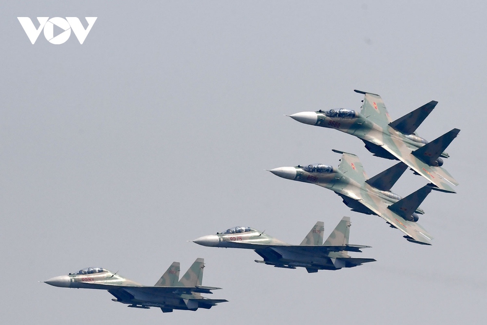 Tiêm kích Su-30MK2 trình diễn thả bẫy mồi nhiệt trên bầu trời thủ đô Hà Nội - Ảnh 3.