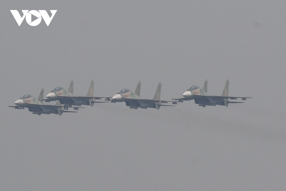 Tiêm kích Su-30MK2 trình diễn thả bẫy mồi nhiệt trên bầu trời thủ đô Hà Nội - Ảnh 2.