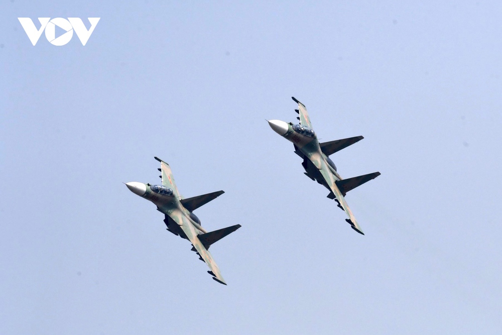 Tiêm kích Su-30MK2 trình diễn thả bẫy mồi nhiệt trên bầu trời thủ đô Hà Nội - Ảnh 8.
