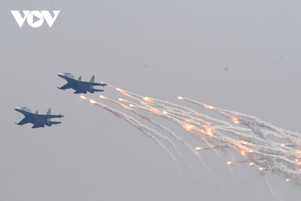 Tiêm kích Su-30MK2 trình diễn thả bẫy mồi nhiệt trên bầu trời thủ đô Hà Nội - Ảnh 7.