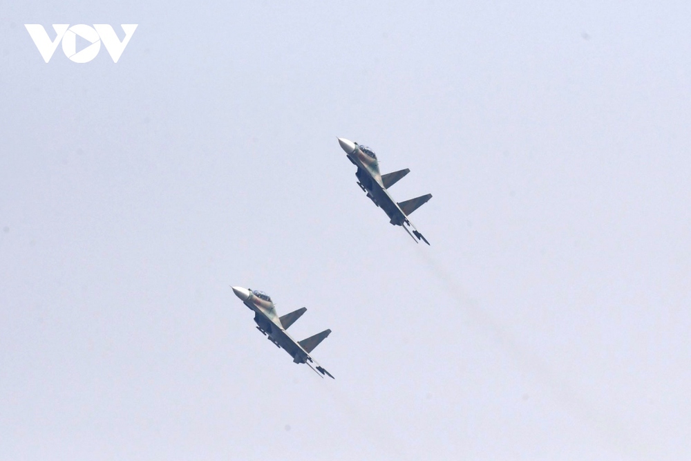 Tiêm kích Su-30MK2 trình diễn thả bẫy mồi nhiệt trên bầu trời thủ đô Hà Nội - Ảnh 5.