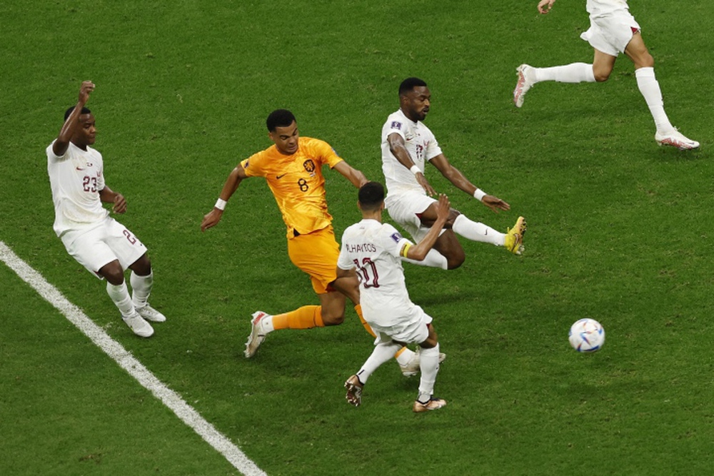 Thắng dễ Qatar, Hà Lan vượt vòng bảng với ngôi đầu - Ảnh 2.
