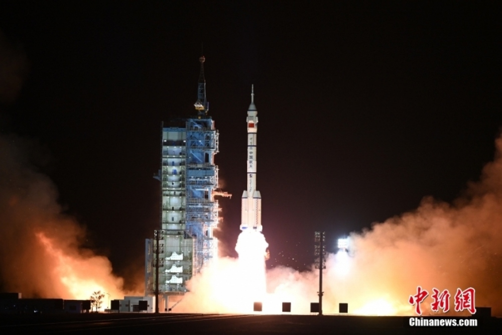 Trung Quốc phóng tàu vũ trụ có người lái Thần Châu-15 - Ảnh 1.