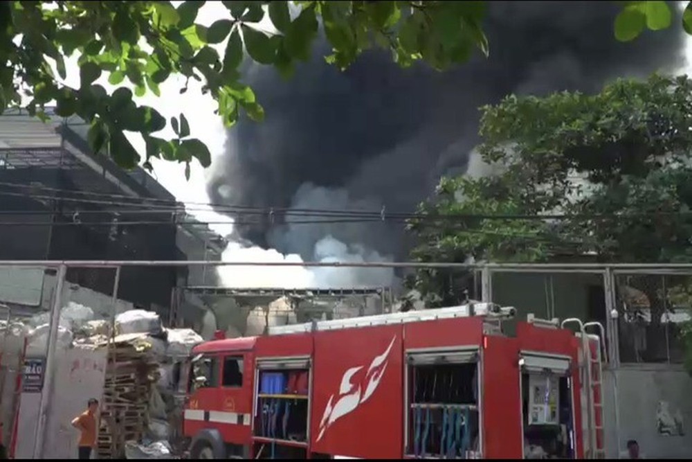 Cháy lớn tại kho phế liệu ở huyện Bình Chánh - Ảnh 1.