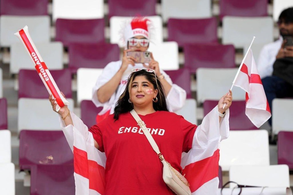 Ngắm dàn mỹ nữ cổ vũ ĐT Anh tại World Cup 2022 - Ảnh 9.