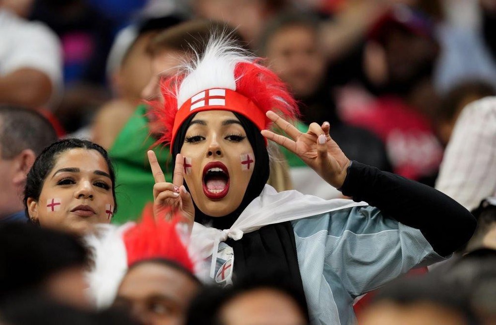 Ngắm dàn mỹ nữ cổ vũ ĐT Anh tại World Cup 2022 - Ảnh 6.