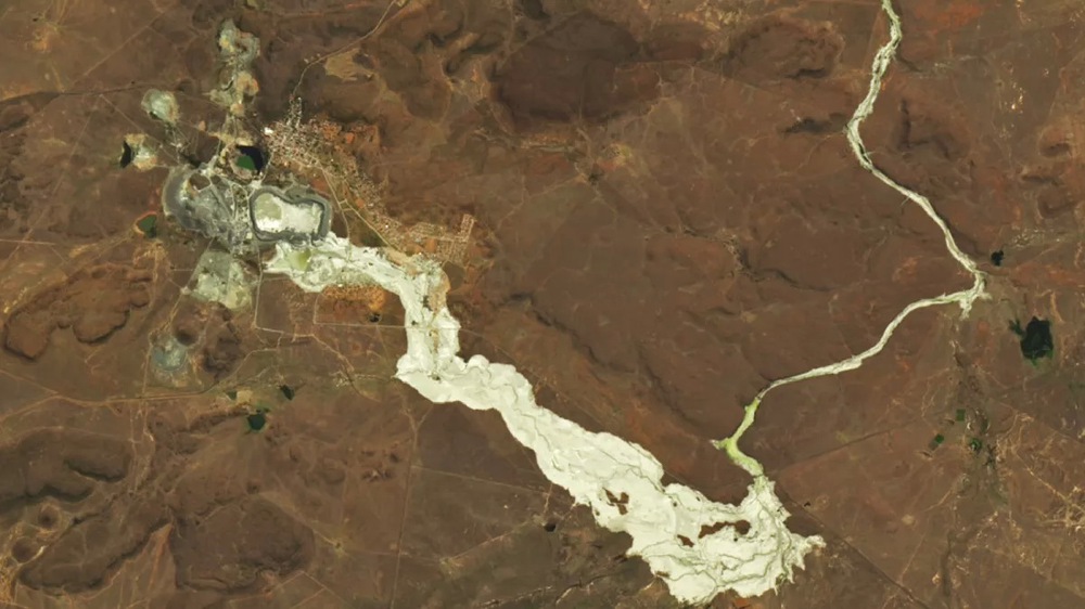 Dòng sông ô nhiễm nặng đến mức nước chuyển vàng có thể nhìn thấy từ không gian - Ảnh 4.