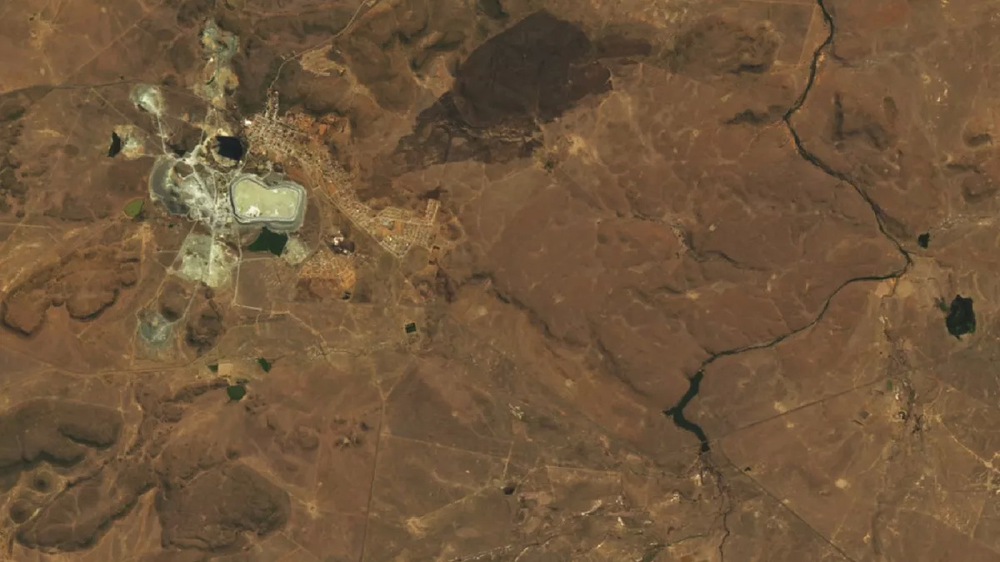Dòng sông ô nhiễm nặng đến mức nước chuyển vàng có thể nhìn thấy từ không gian - Ảnh 3.