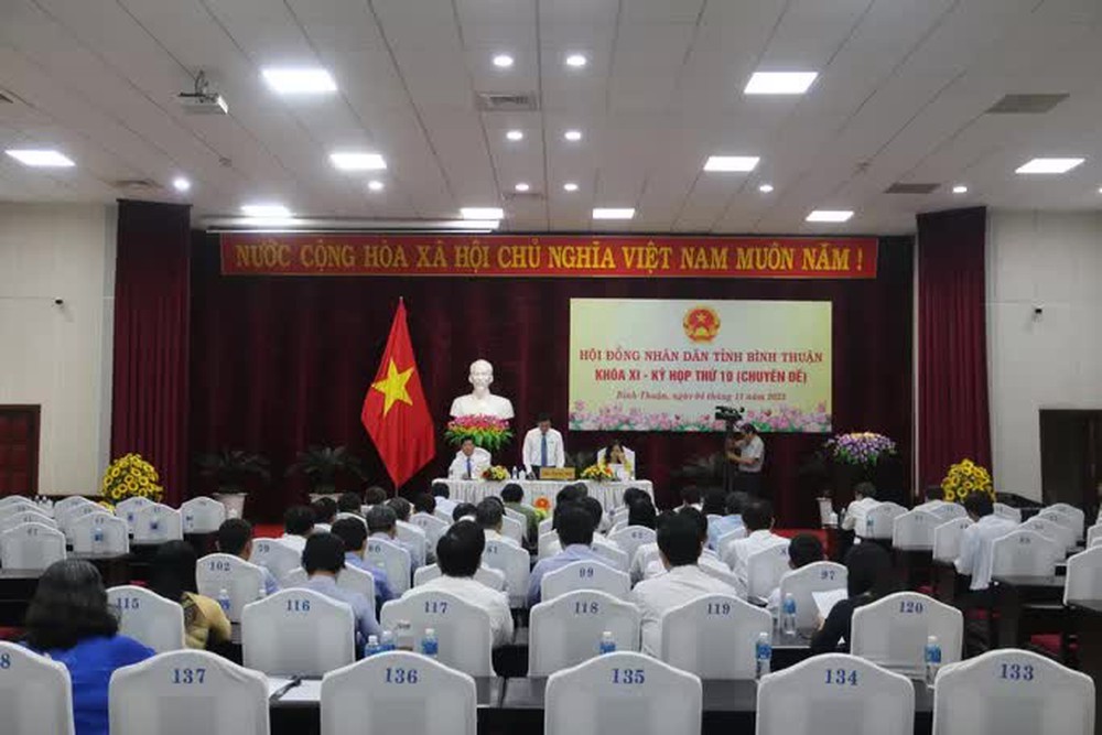 Miễn nhiệm Chủ tịch UBND tỉnh Bình Thuận đối với ông Lê Tuấn Phong - Ảnh 2.