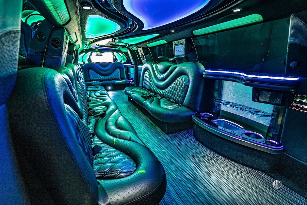 Cadillac Escalade độ limousine dài hơn 10 mét: Bên trong như phòng karaoke - Ảnh 12.