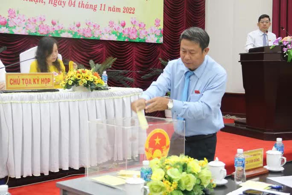 Miễn nhiệm Chủ tịch UBND tỉnh Bình Thuận đối với ông Lê Tuấn Phong - Ảnh 1.