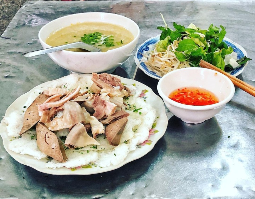 Bánh hỏi cháo lòng - sự kết hợp ‘gây nghiện’ nhất định phải thử khi đến Quy Nhơn - Ảnh 1.